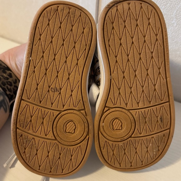 K-Swiss | Kids White and Brown Pattern Sneakers | Size 5 - Picture 6 of 6